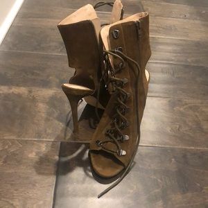 STEVE MADDEN open toe lace up bootie
